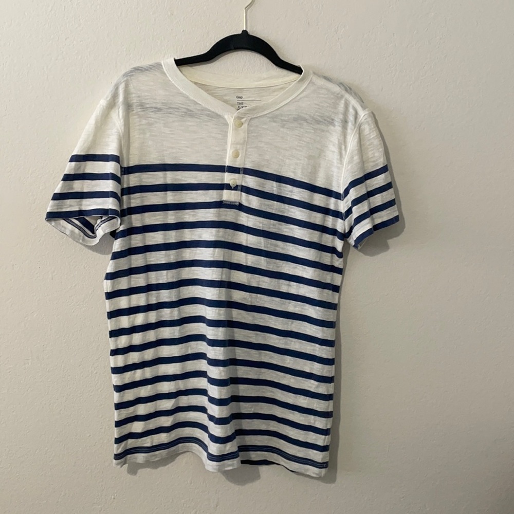 Men’s MEDIUM Gap stripped tee